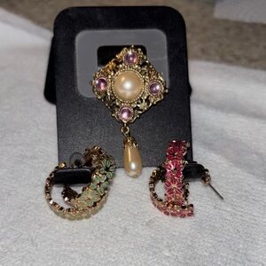 Source Unknown Gold Tone Brooch with Pearl & Purple Accents & 3 pairs earrings